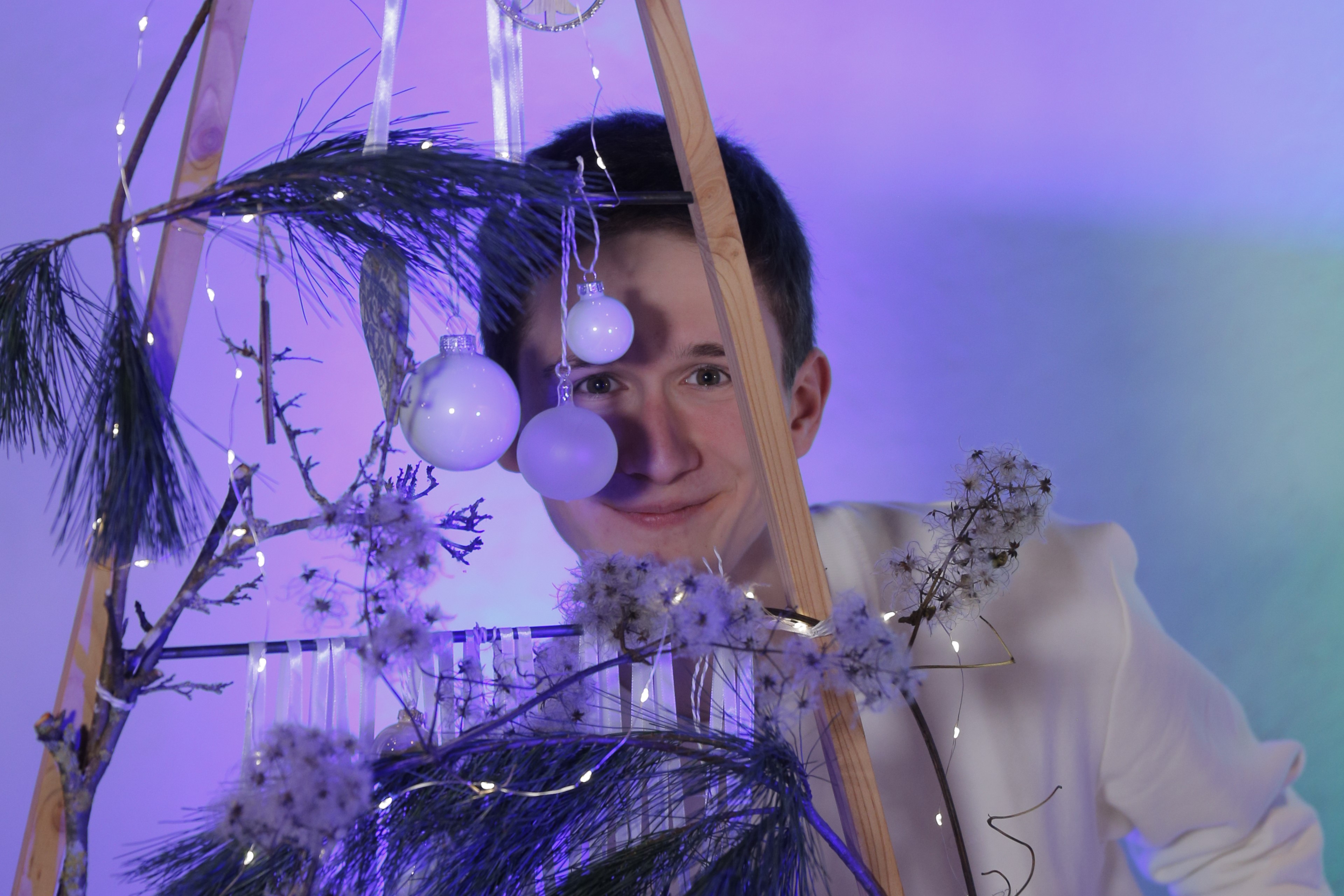 Johannes hinter Weihnachtsbaum