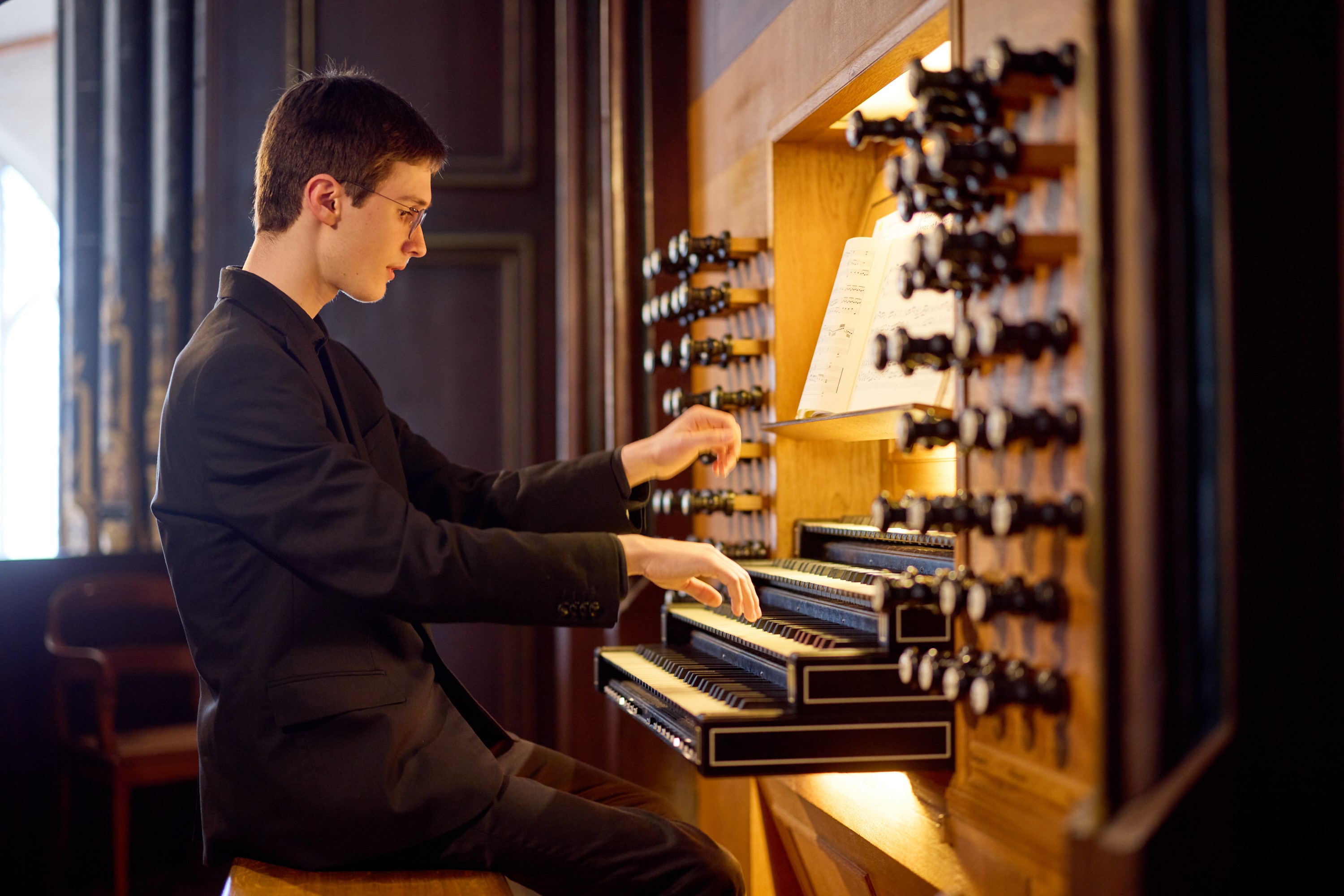Johannes an der Orgel in Lübeck